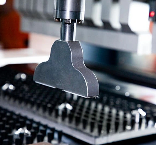 Geleneksel işleme yöntemleri ile karşılaştırıldığında: çok taraflı esnek bükme merkezlerinin avantajları